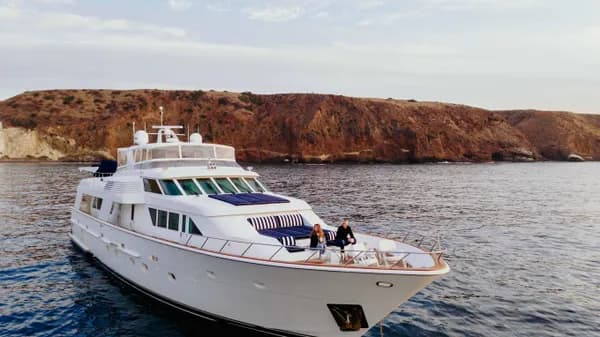 Hatteras 105 Raised Pilothouse